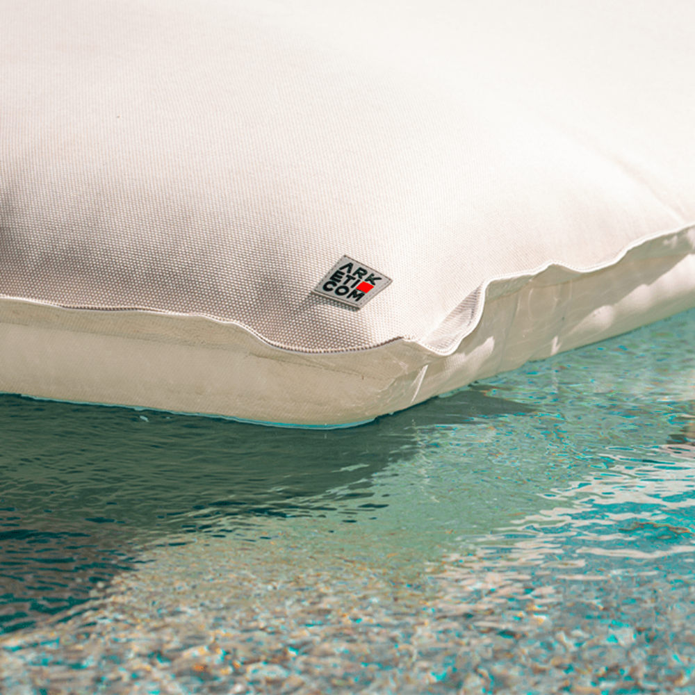 Dettaglio del tessuto impermeabile del cuscino galleggiante Flot Arketicom #color_bianco-beige (2073289883717) (7683573776612)