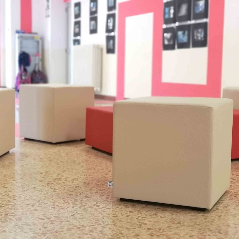 Pouf ignifughi Arketicom per allestimento scuola Milano in collaborazione con Mario Cucinella Architects (4399604498490)