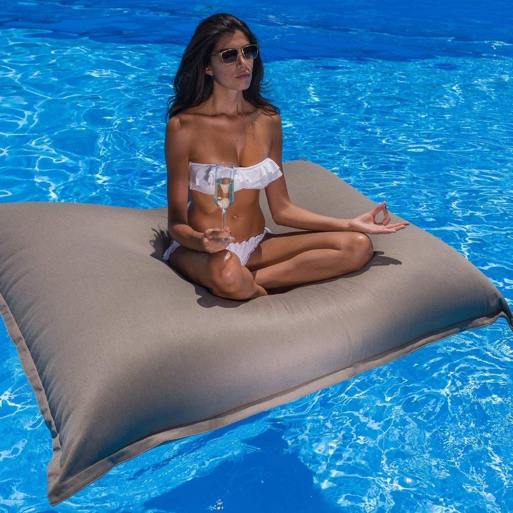 Fabrizia Santarelli siede su un cuscino galleggiante per Piscina Tortora #color_grigio-tortora (2073289883717)